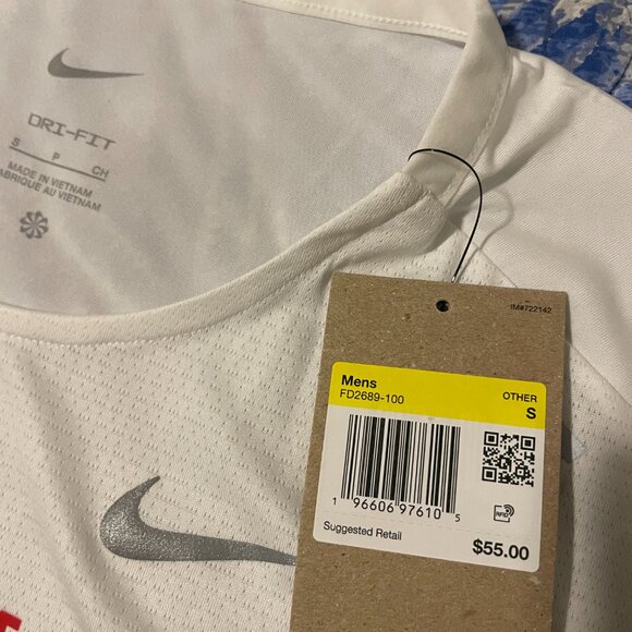 NWT Nike Running Dri-Fit White Chicago Marathon 2023 Shirt Mens S /Small - Picture 3 of 3